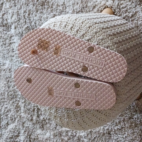 MICHAEL KORS FLIP FLOPS SANDALS SIZE 9M - Picture 5 of 5